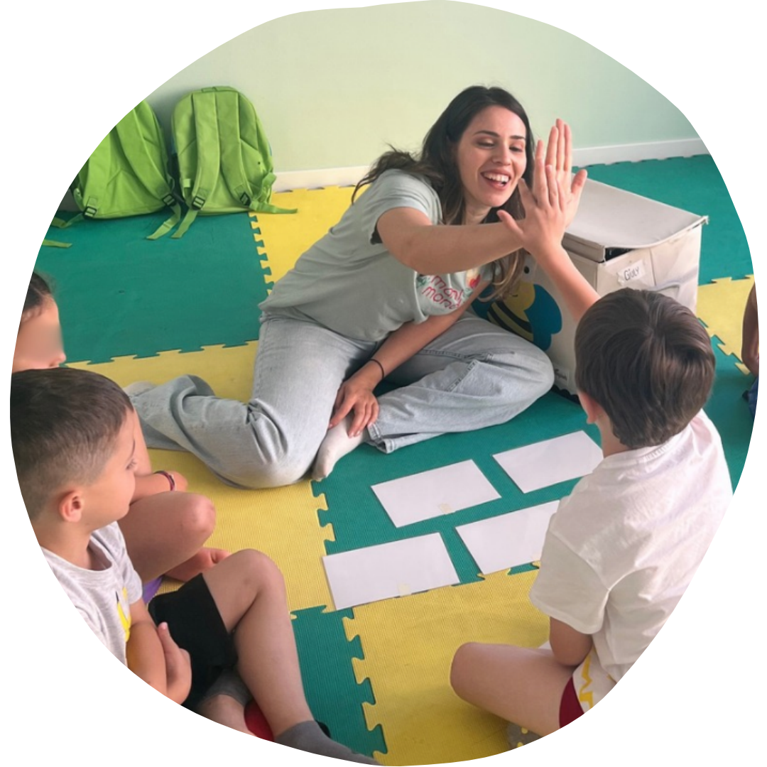 Bambine e bambini durante un'attività in inglese a Mamimondo
