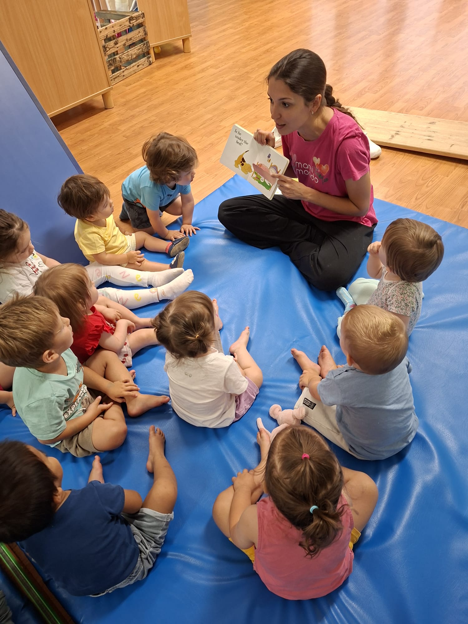 Bambine e bambini durante un'attività in inglese a Mamimondo